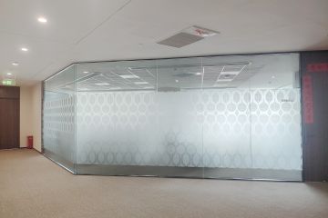 辦公室玻璃隔斷也能打造高端效果-秉帝玻璃隔斷