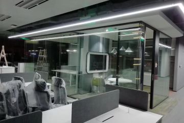辦公室隔斷裝修可選擇的六種超簡(jiǎn)約隔斷-秉帝玻璃隔斷