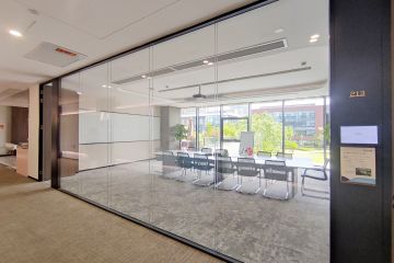 8種辦公室隔斷賞析-秉帝玻璃隔斷