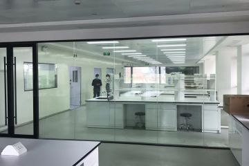 辦公室選擇玻璃隔斷的好處有哪些-秉帝玻璃隔斷