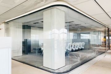 開放式辦公空間選擇-全景玻璃隔斷-全景玻璃隔斷廠家價格及施工