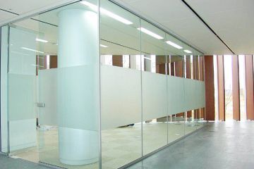 安裝玻璃隔斷前,建議看看這幾條辦公室玻璃隔斷建議,很實用