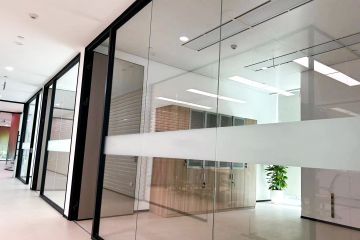 為什么辦公室全景超白玻璃隔斷越來越受歡迎