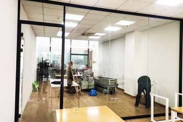 辦公室裝修細節(jié)必知-選擇玻璃隔斷的5大細節(jié)避免踩坑