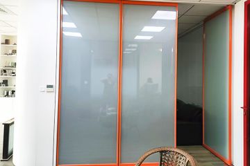 高檔辦公室玻璃隔斷-電動調光霧化玻璃隔斷