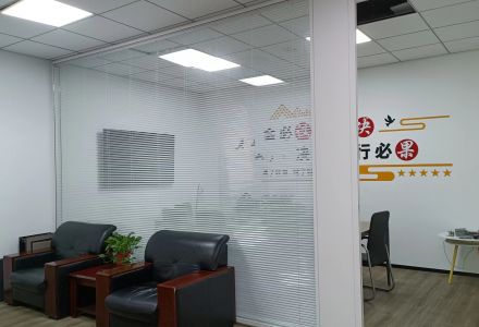 108款電動雙玻璃內(nèi)置百葉隔斷-智能電動百葉玻璃隔斷