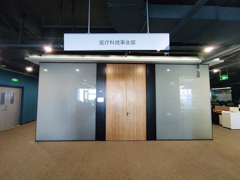 安裝玻璃隔斷天花板不齊.jpg